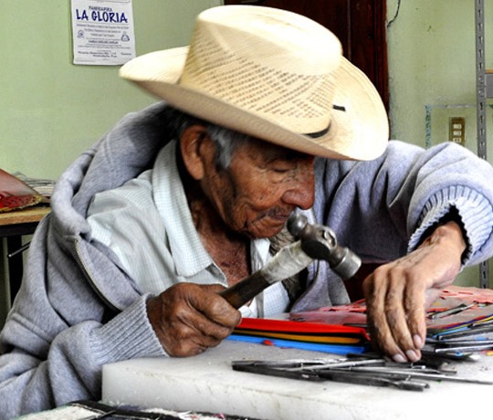 Artesano senor trabajando02